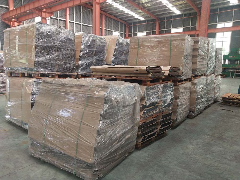 color stone coated roof tile Packing (1).jpg